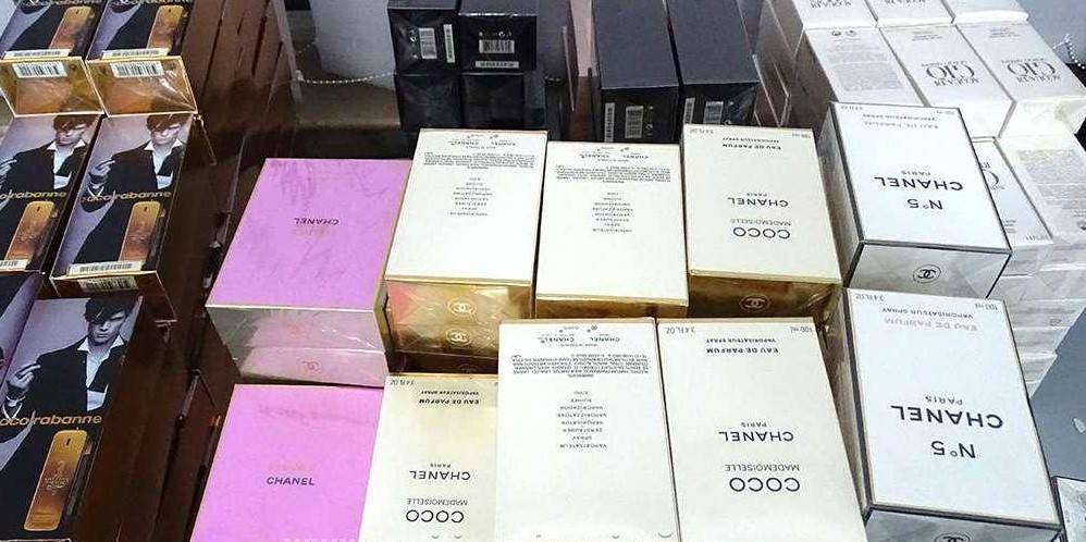 Peste 130 de parfumuri suspecte de contrafacere, ridicate în Baia Mare. Doi comercianți au fost surprinși în timp ce le ofereau spre vânzare