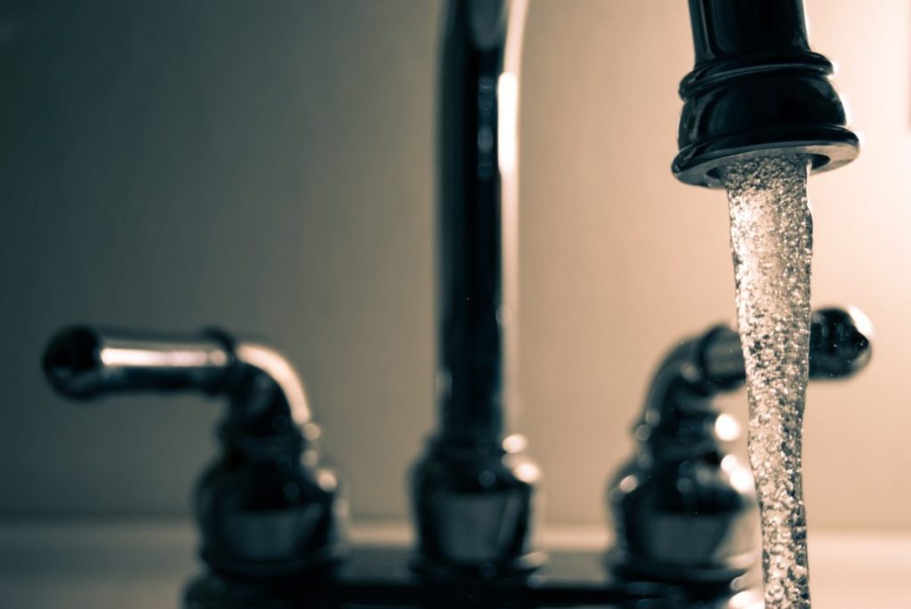 Nivel scăzut al oxigenului şi concentraţie crescută de mangan în apa lacului de acumulare care alimentează Piteştiul / Direcţia de Sănătate Publică Argeş analizează probe recoltate din apa furnizată consumatorilor