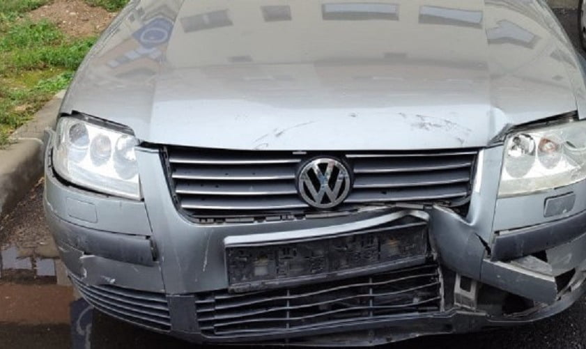 Beat la prima oră, un tânăr de 18 ani din Marginea s-a izbit cu mașina într-un stâlp de electricitate în timp ce mergea la prieteni în Volovăț