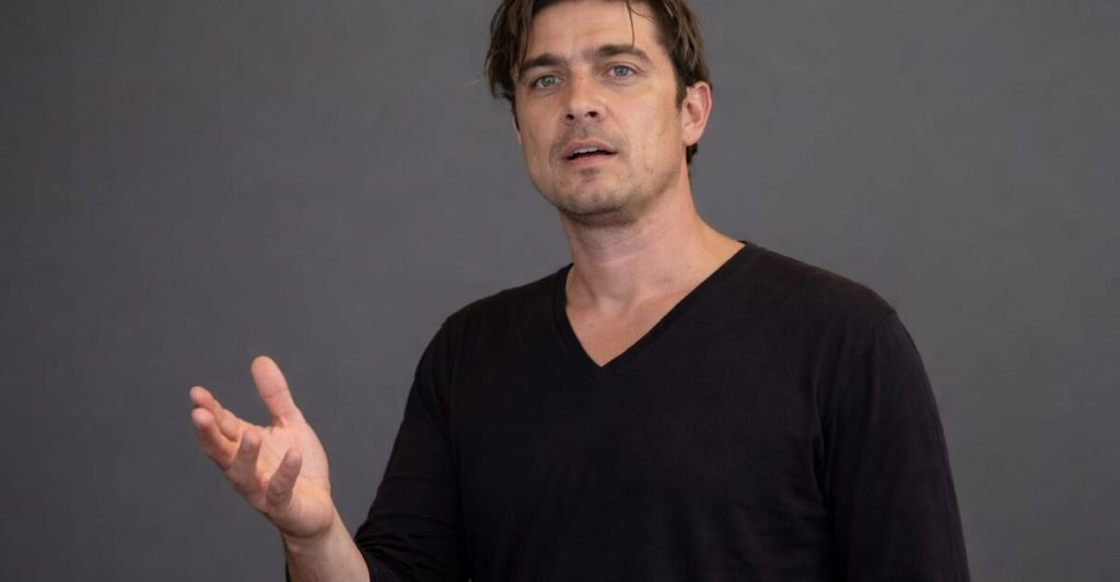 Riccardo Scamarcio (46 de ani) ajunge la Buzău în 2026