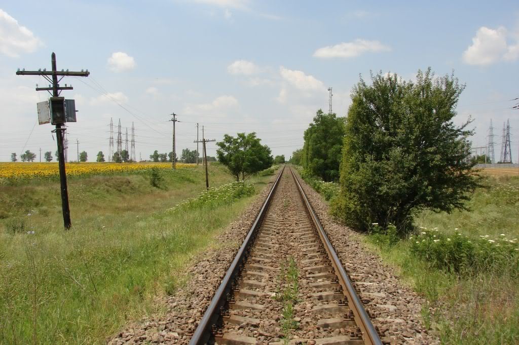 Pericol pe calea ferată de pe litoral. Traverse, crengi și o bornă din beton au fost puse intenționat peste șine