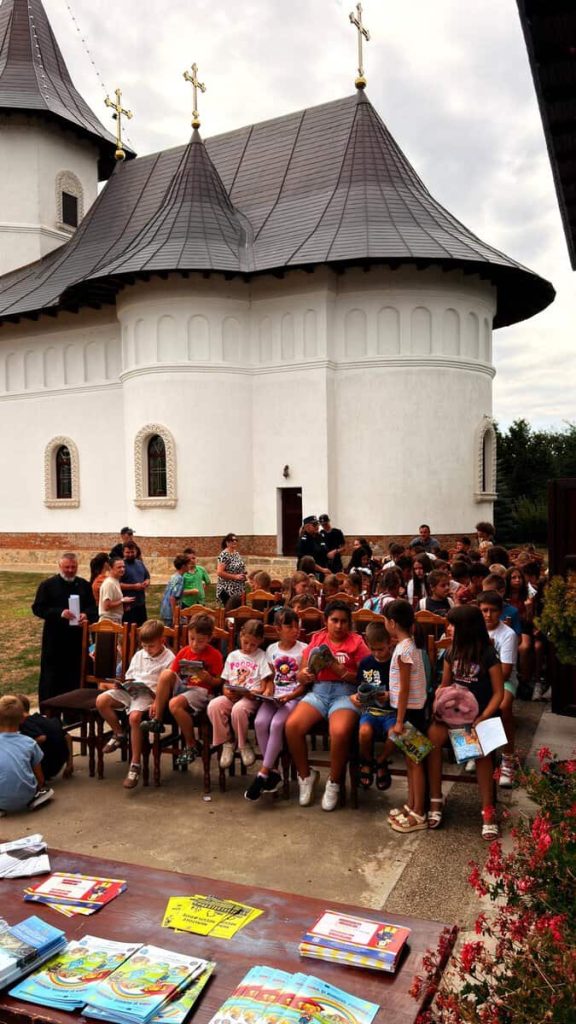 FOTO Peste 100 de copii din Cătămărăști Deal au învățat de la pompieri cum să reacționeze în situații de urgență