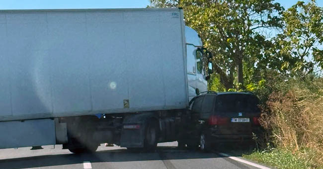 Accident pe Calea Torontalului din Timișoara. Două persoane au fost rănite după impactul dintre un camion și un autoturism