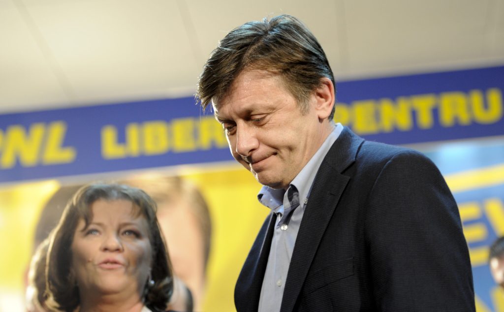 „Sunt suficienți proști în România”. Crin Antonescu îl atacă dur pe Bolojan