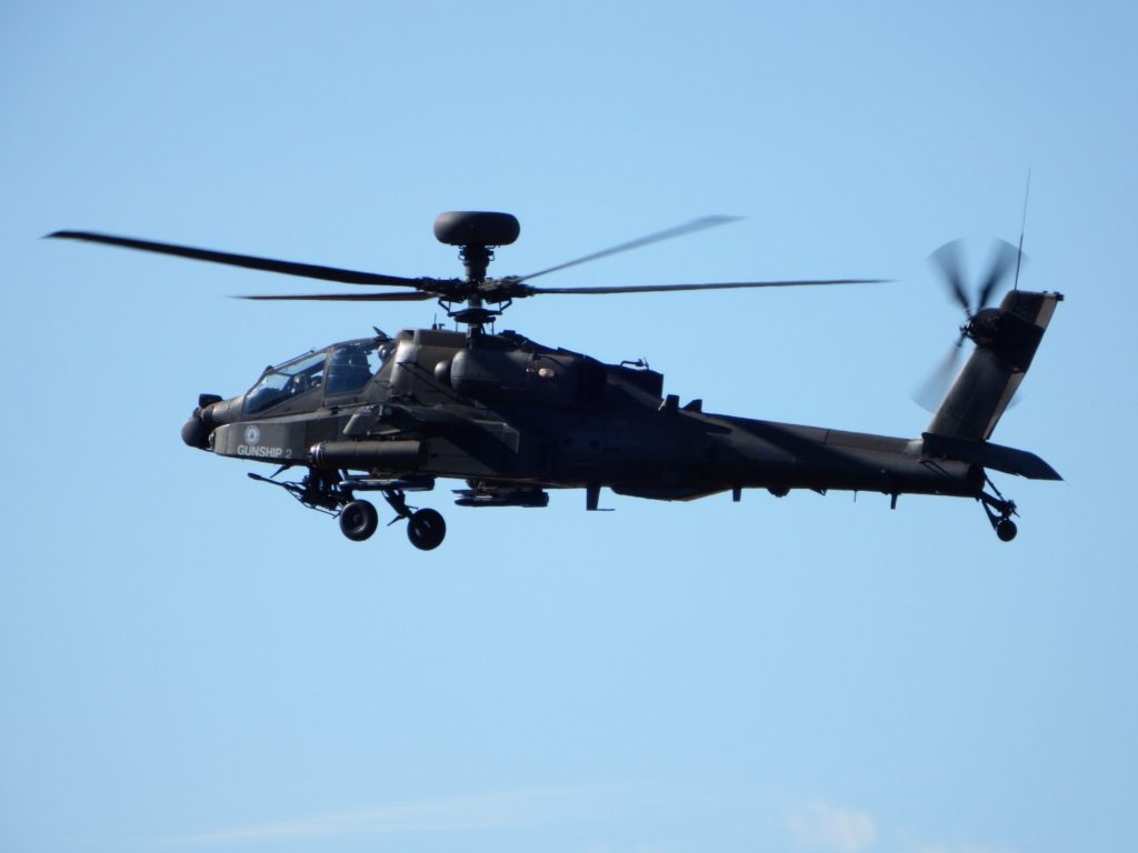 Elicopter militar Apache prăbușit în apropierea unei mari baze a armatei SUA / Două persoane au murit