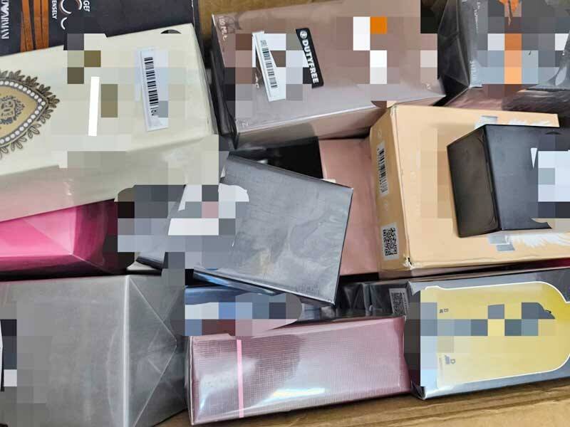 Peste 130 de parfumuri suspectate a fi contrafăcute, confiscate de jandarmi