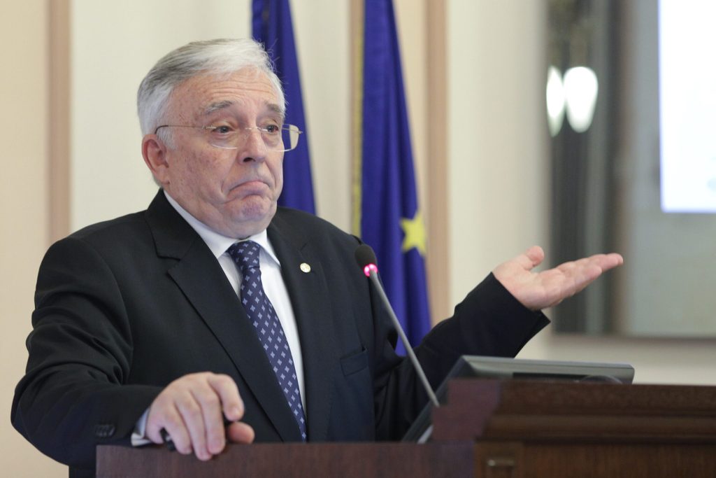 Isărescu, despre cursul leu-euro: Îl lăsăm să fie mai flexibil. Plutește cam pe unde trebuie