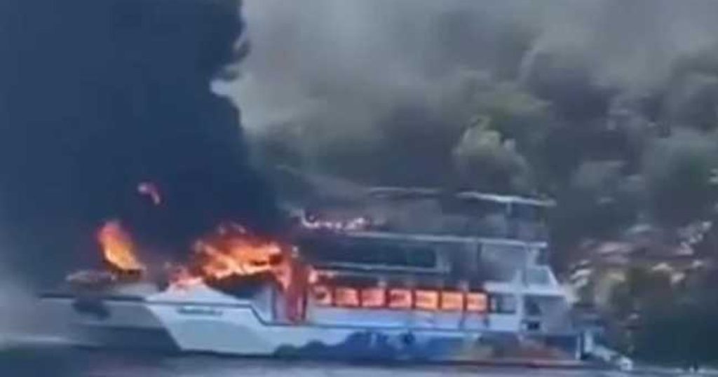 Un vas turistic cu 115 oameni la bord a fost cuprins de flăcări în Turcia. Pasagerii, inclusiv copii, au sărit în mare pentru a se salva