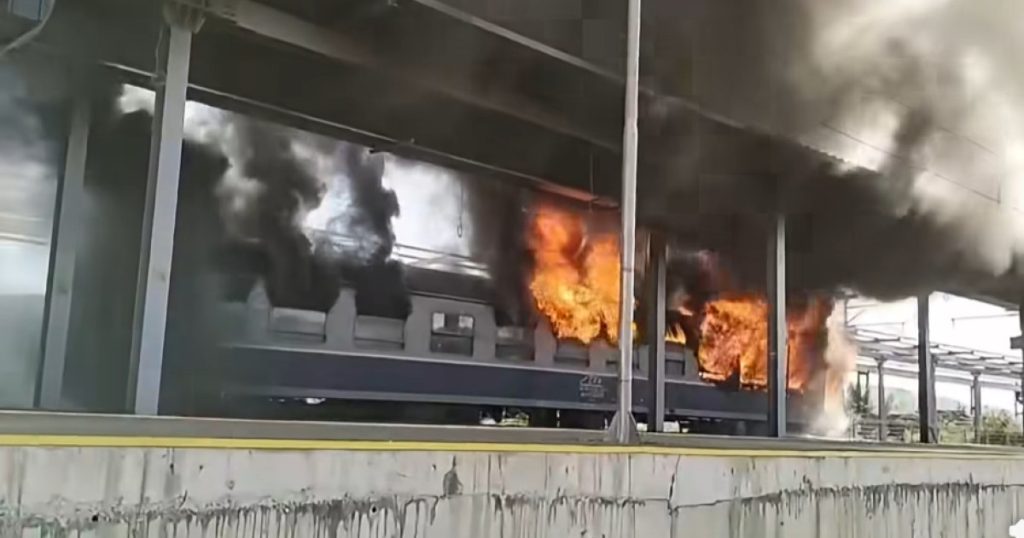 Un vagon de tren a luat foc în gară. Anunțul CFR