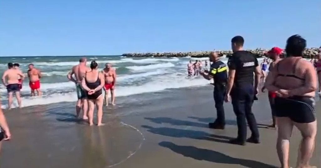 Turiști scoși din mare de polițiști și jandarmi după ce au ignorat steagul roșu. Intervenții pe mai multe plaje de pe litoral