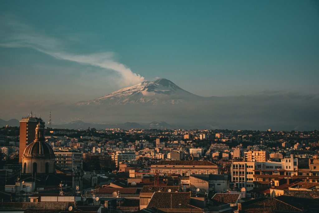 Erupția vulcanului Etna a ajuns în a șaptea zi, un fenomen nemaiîntâlnit din 1970 / Aeroportul din Catania a prelungit suspendarea zborurilor până vineri