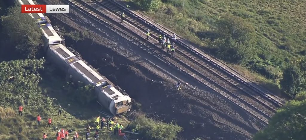 Accident feroviar lângă Brighton / Mai multe persoane au rămas blocate în vagoane