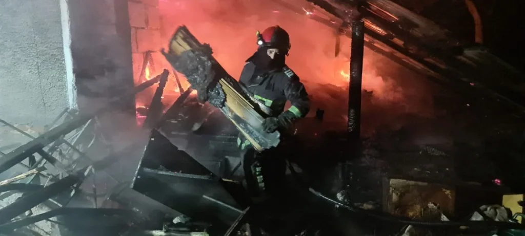 ACUM! Flăcări URIAȘE la Bradu! Intervenție de AMPLOARE a pompierilor pentru STINGEREA flăcărilor