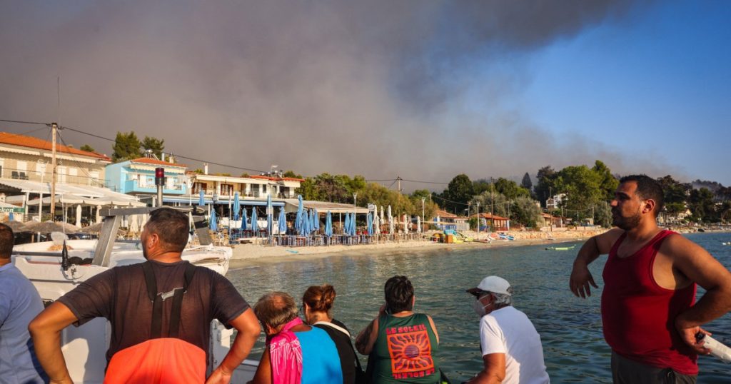 Incendiu de amploare în Halkidiki, în zona unde sute de mii de români merg în vacanță. Mesajul consulatului de la Salonic