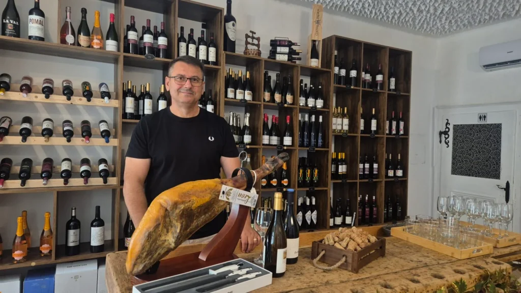 O familie de români s-au întors acasă după 20 de ani de Spania / Și-a deschis la Sibiu un magazin cu produse iberice /  ”Totul a funcționat. La DSV a durat trei zile, la DSP la fel. M-am simțit exact ca în Spania, am fost primit de funcționari care zâmbea