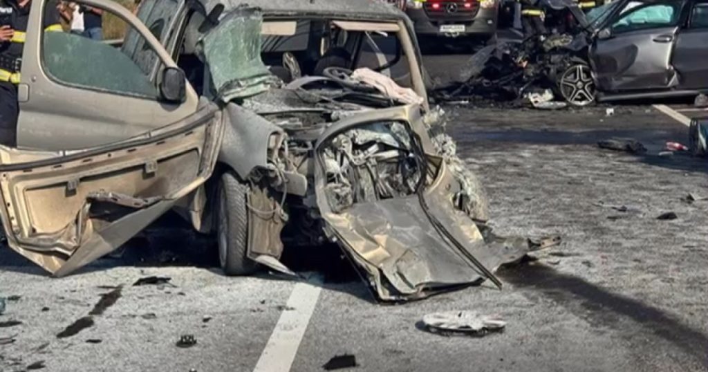 Tragedie pe șosea: trei mașini s-au ciocnit în Timiș. Un bărbat a murit, iar șase persoane au fost rănite