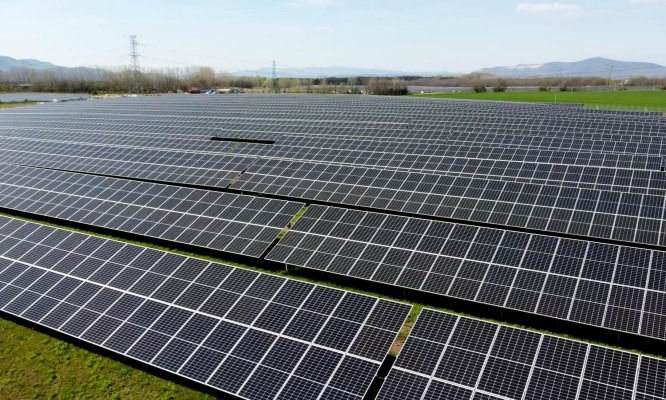 Banca Europeană pentru Reconstrucţie şi Dezvoltare acordă un credit de 120 milioane euro pentru majorarea producţiei de energie regenerabilă în România / O centrală solară fotovoltaică de 342 MW şi un sistem de stocare în baterii de 150 MW/300 MWh vor fi 