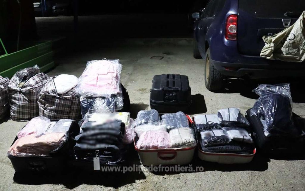143 de articole de îmbrăcăminte suspectate a fi contrafăcute, descoperite în mașina unui ucrainean. Valoarea: 25.000 de lei