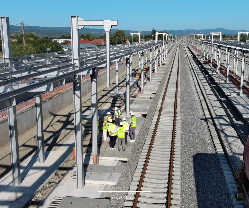 VIDEO & FOTO | Electrificarea şi reabilitarea liniei de cale ferată Cluj Napoca – Oradea – Episcopia Bihor / Progres fizic de până la 74% pe primele loturi / Ce stadiu trebuie la final de august pentru jaloanele PNRR