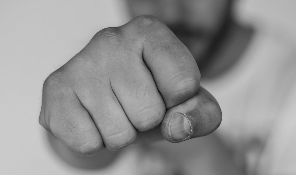 Scandal într-un local din Cugir: Adolescent de 17 ani, bătut de un bărbat de 38 de ani, din cauza unor neînțelegeri. Agresorul a fost reținut