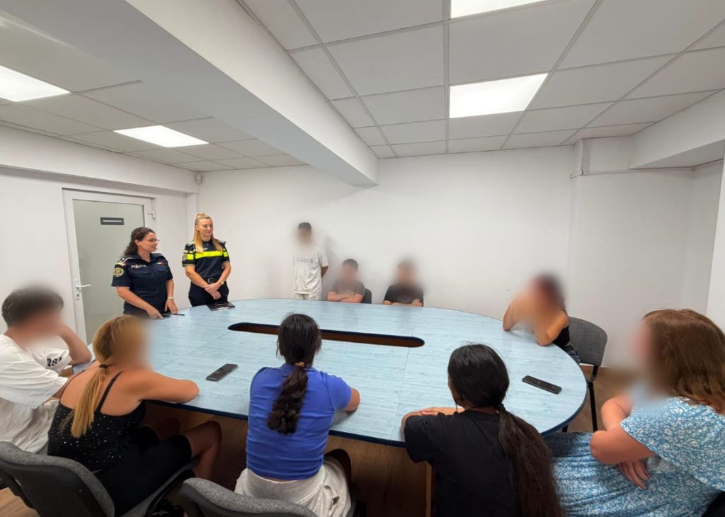 Bullying-ul și riscurile plecărilor din centre, discutate de polițiști cu copiii din Olt