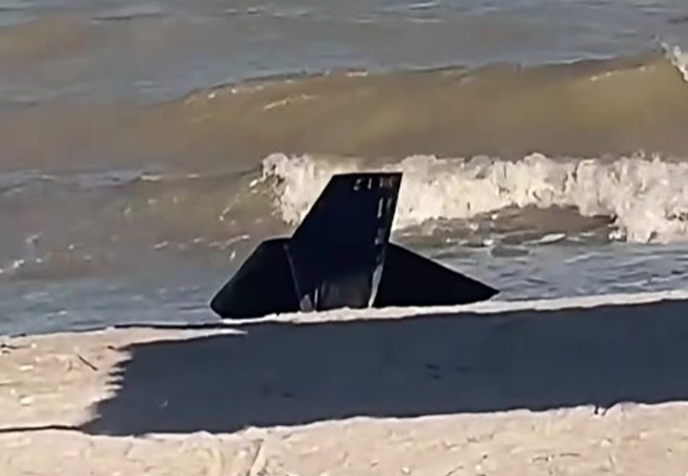 Un alt fragment de dronă a ajuns pe o plajă de la Marea Neagră. Este al treilea în numai două zile