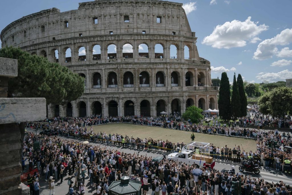 Colosseumul din Roma prelungește tururile nocturne / Programul ar putea continua până în septembrie