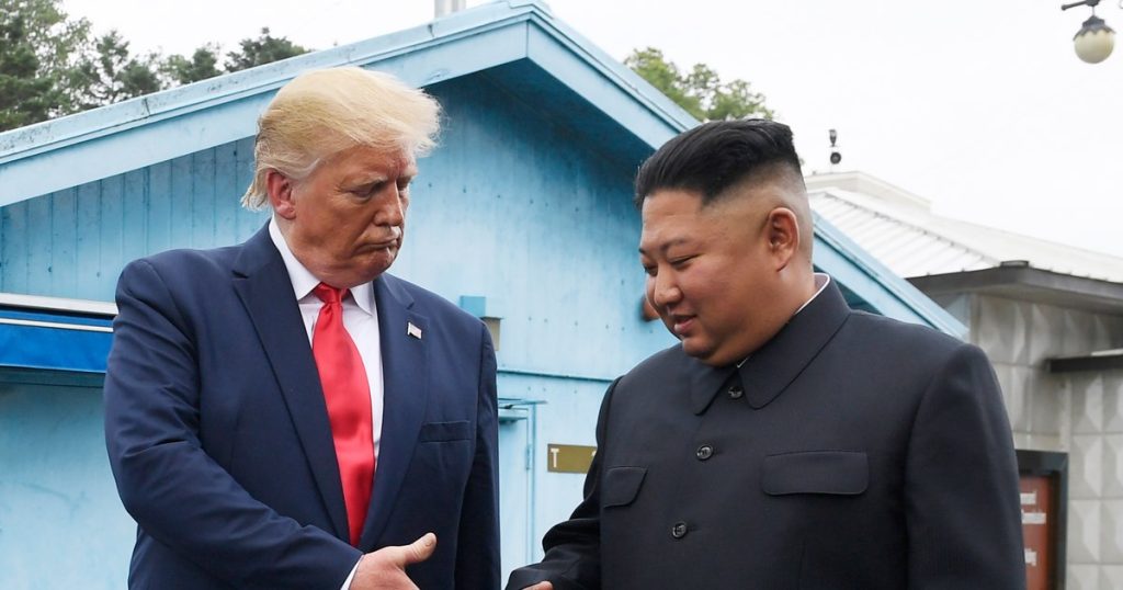Donald Trump provoacă din nou. Fotografia în care apare alături de Kim Jong Un: „Ne înțelegem de minune”