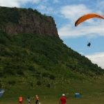 A fost recuperată o turistă ce rămăsese suspendată cu parapanta pe o stâncă