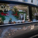 Ţara Galilor - Mii de fani ai lui Bonnie Tyler s-au adunat pentru a-i aduce un ultim omagiu, în timp ce sicriul artistei a fost adus acasă. Ei au umplut străzile şi au cântat „Total Eclipse of the Heart” înaintea funeraliilor, care vor avea loc la Swansea