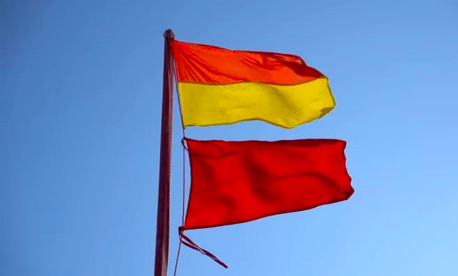 STEAG ROȘU în sudul litoralului! Doi tineri și o fetiță cu tatăl ei au fost salvați de salvamari din marea agitată