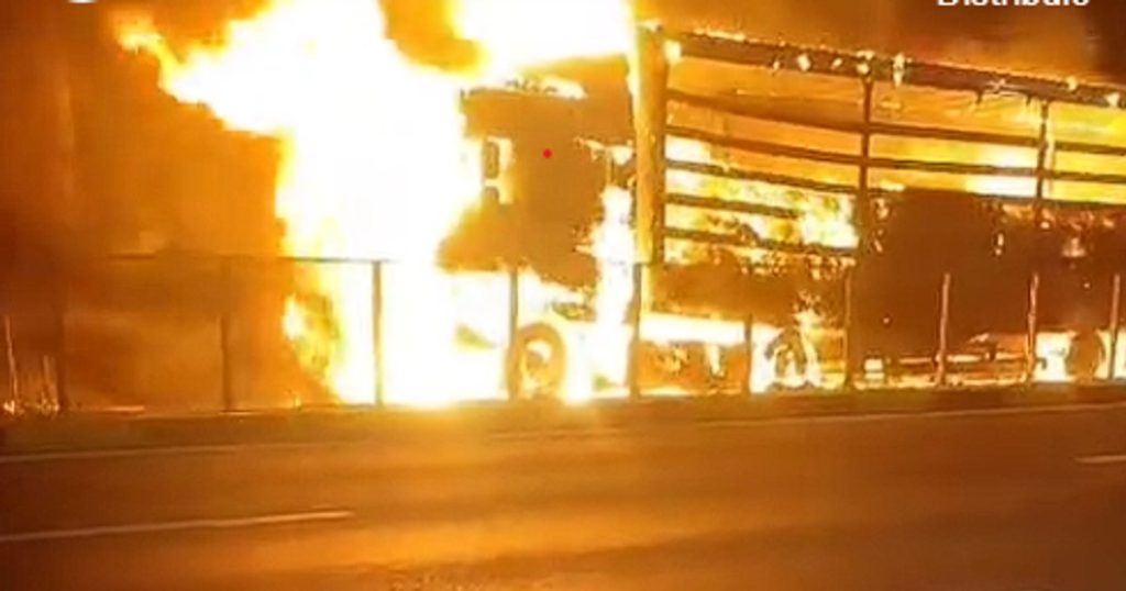 Incendiu urmat de explozie pe DN5, în Giurgiu. Un TIR încărcat cu bomboane a ars aproape în totalitate