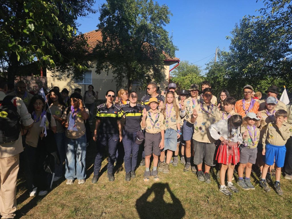 Polițiștii gorjeni, discuții cu tinerii participanți la Campul de cercetași „Acasă la Brâncuși”