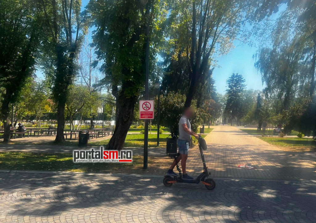 FOTO. A dat „ignore”: deși e interzis cu trotineta electrică, un sătmărean s-a plimbat lejer prin centru, chiar pe lângă indicator