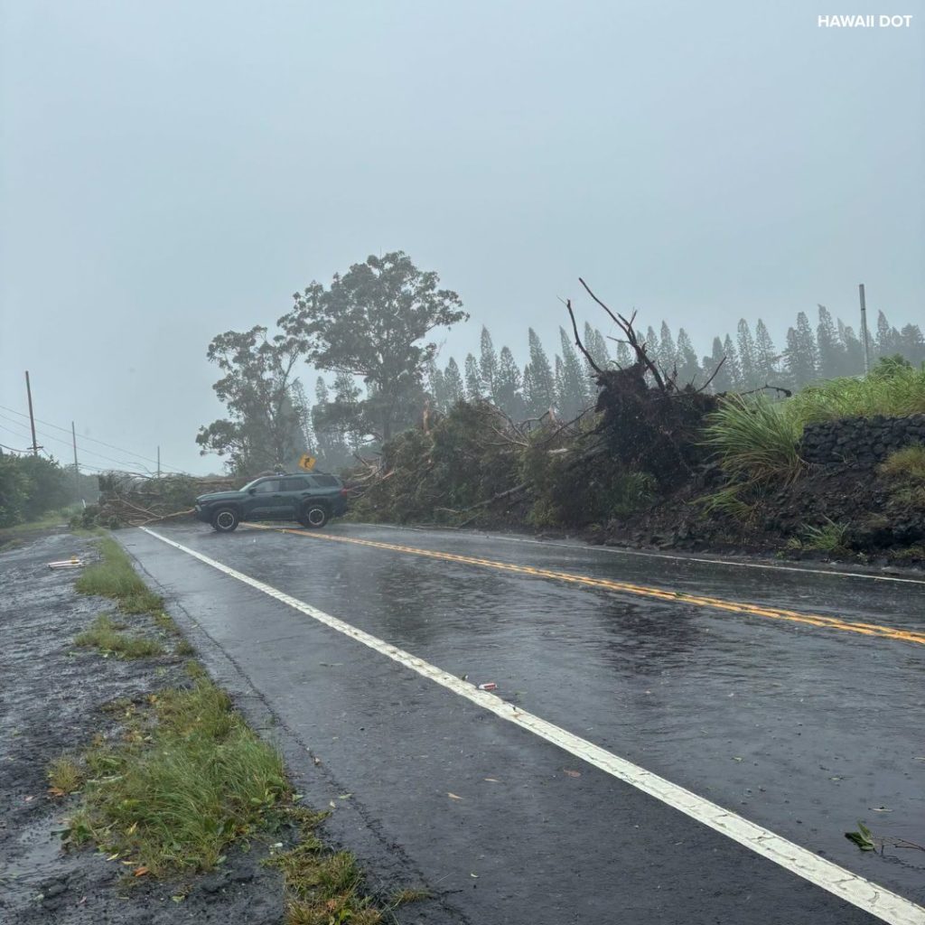 Uraganul Lala lovește Hawaii: Peste 100.000 de oameni fără curent, aproape 200 de zboruri amânate ( Foto & Video)