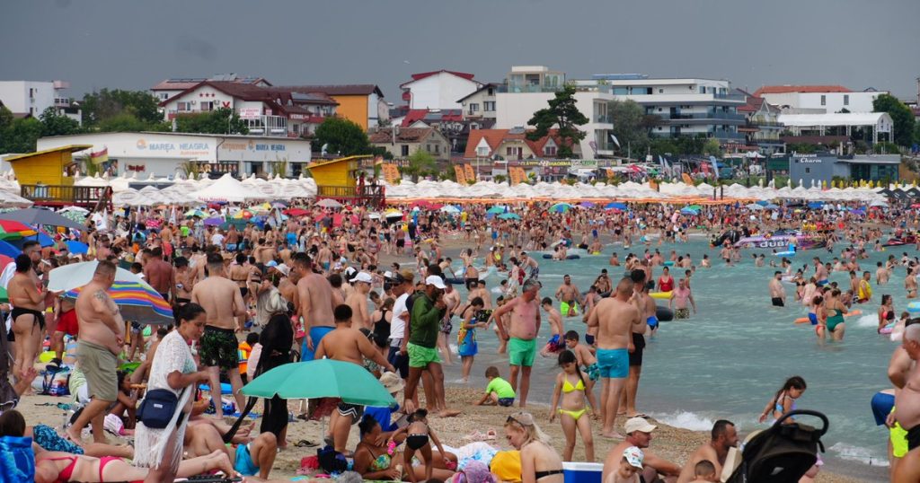 Prezență sufocantă a turiștilor pe litoralul românesc de Ziua Marinei și Sfânta Maria. Hotelurile, ocupate 100%