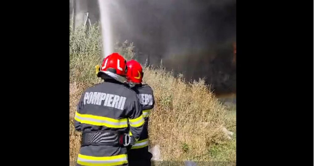 Incendiu de proporții la o stație de sortare a deșeurilor din Covasna. Flăcările au cuprins o hală de 1.000 de metri pătrați și s-au extins