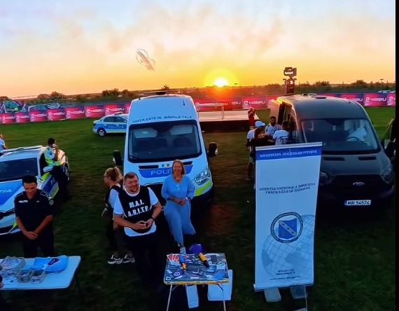 FOTO+VIDEO: Politisti, pompieri, jandarmi si politisti de frontiera, prezenti in mijlocul participantilor la evenimentele din statiunea Nibiru