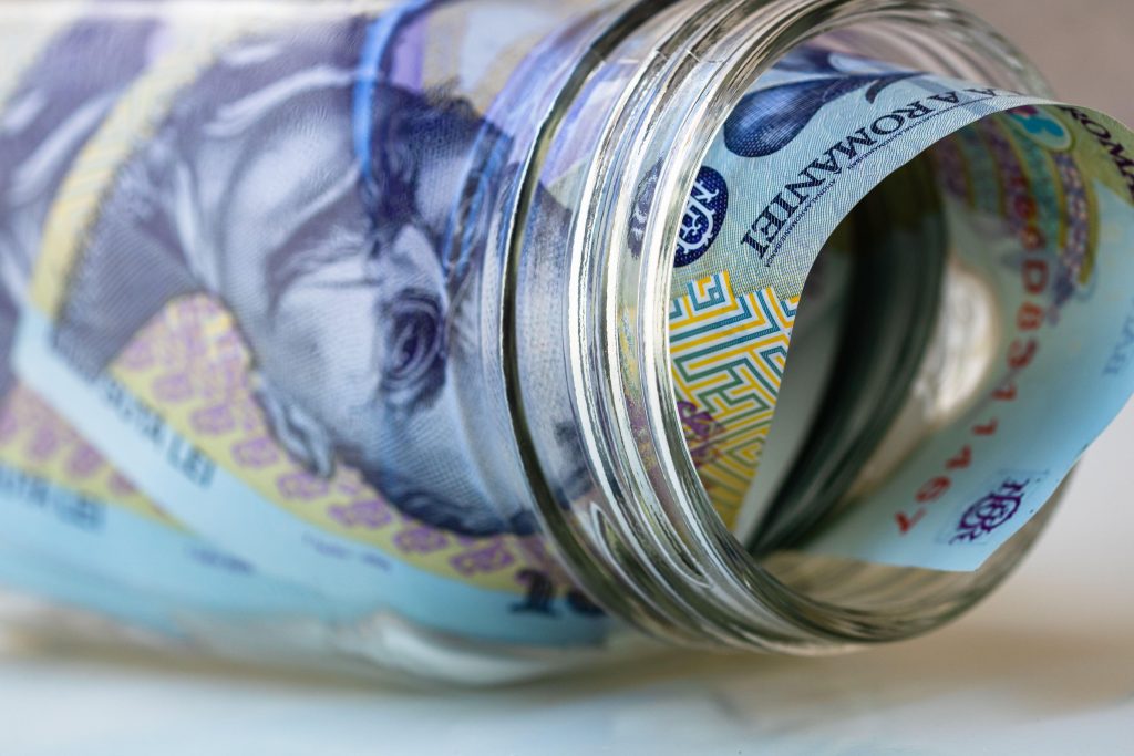 Sondaj Raiffeisen Bank: Pentru cei ce organizează o nuntă, bugetul mediu ajunge la 60.000 de lei. Pentru invitaţi, cheltuiala pentru un cuplu  ajunge, în medie, la 2.600 de lei
