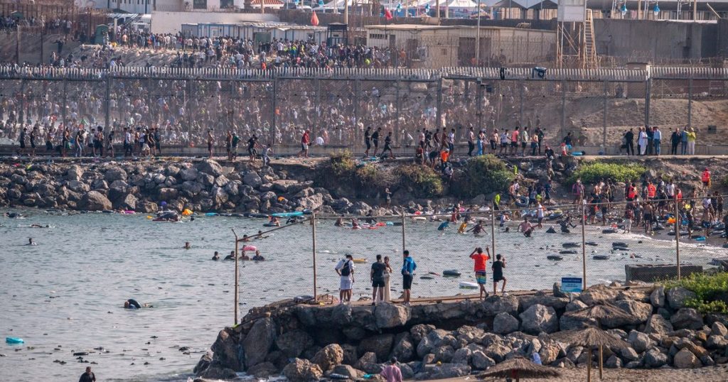 Sute de migranți, arestați în Maroc în timp ce încercau să ajungă în enclava spaniolă Ceuta