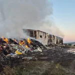 Covasna: Pompierii militari se luptă încă să stingă incendiul puternic izbucnit în ziua precedentă la o hală de sortare a deşeurilor/ Autospecialele pompierilor, alimentate cu apă dintr-un pârâu aflat la trei kilometri depărtare - FOTO