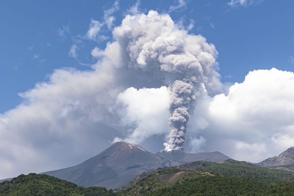 Turist american, ucis de fulger pe Muntele Etna. Bărbatul ar fi intrat într-o zonă interzisă