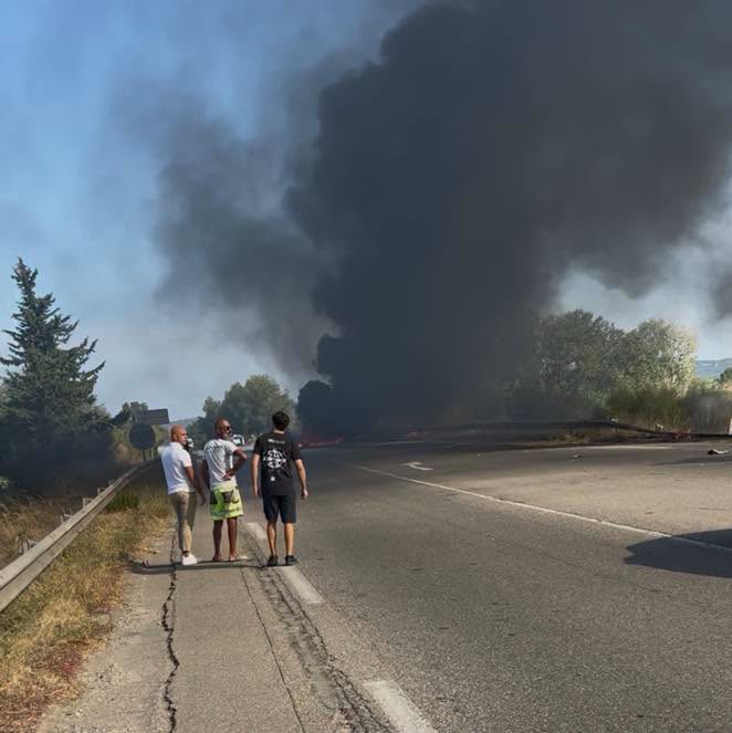 Franța: Un avion militar de antrenament a aterizat de urgență pe o șosea și a luat foc