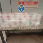 FOTO Prinși la Otopeni, pe culoarul verde Nimic de Declarat, cu peste 50.000 de țigarete de contrabandă