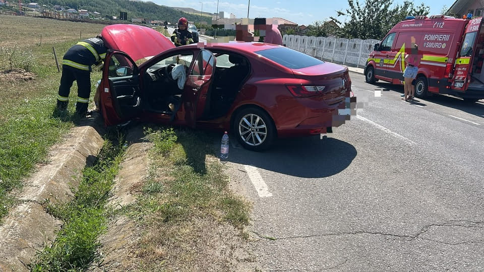 Accident rutier în Ciugud: un autoturism a lovit un cap de pod