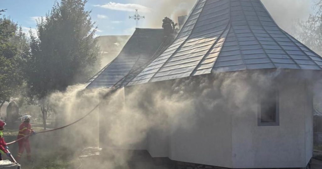 Incendiu puternic la o mănăstire din Suceava. Focul riscă să se extindă și la clădirile din jur