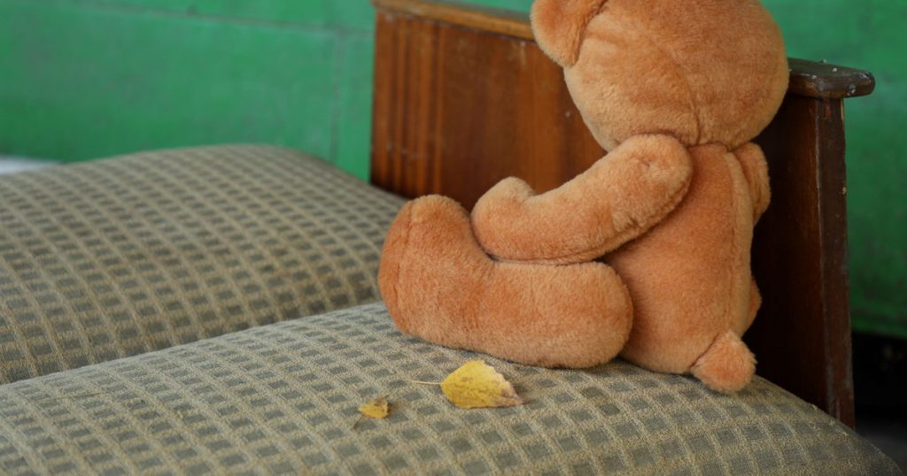 Gemeni de un an și fratele lor de doi ani, abandonați de părinți în Neamț. Nicio rudă nu vrea să-i ia acasă