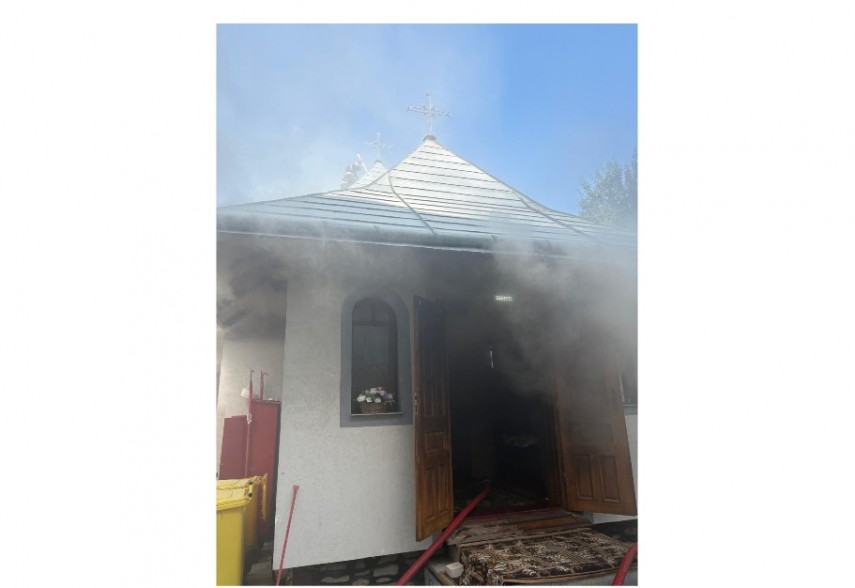 Știri Romania: FOTO. Pompierii, mobilizare de amploare la un incendiu izbucnit la o manastire!