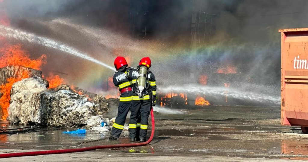 Incendiu puternic la o hală de deșeuri și mase plastice din Băicoi. A fost emis mesaj RO-ALERT