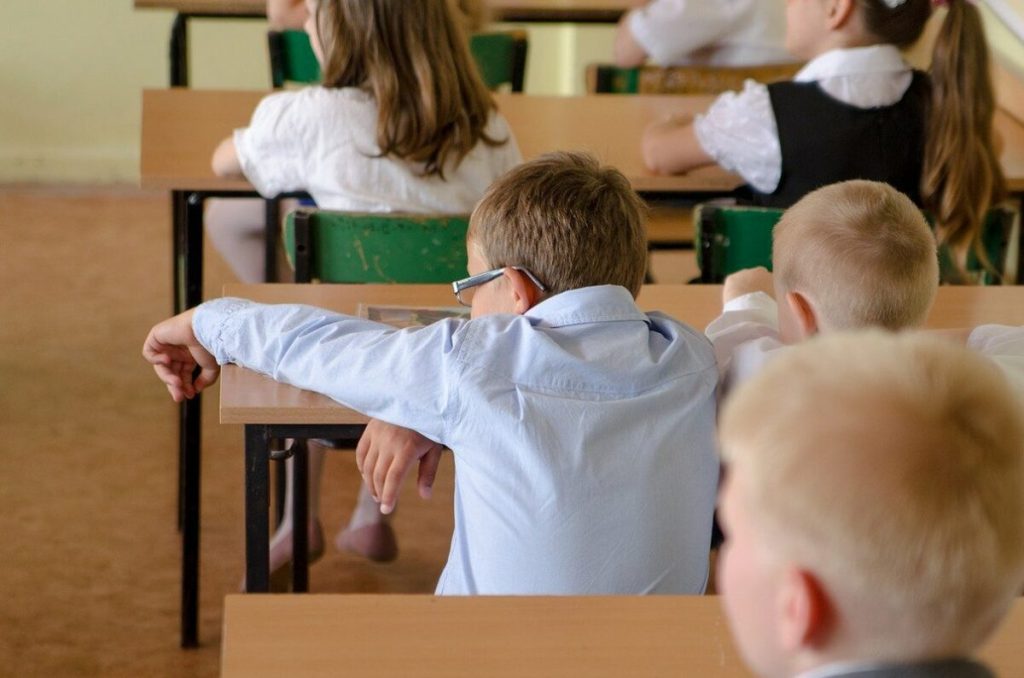 Greutățile lingvistice și sociale cu care se confruntă elevii români care se întorc din străinătate și se reintegrează în școli – tema unui studiu derulat la Iași